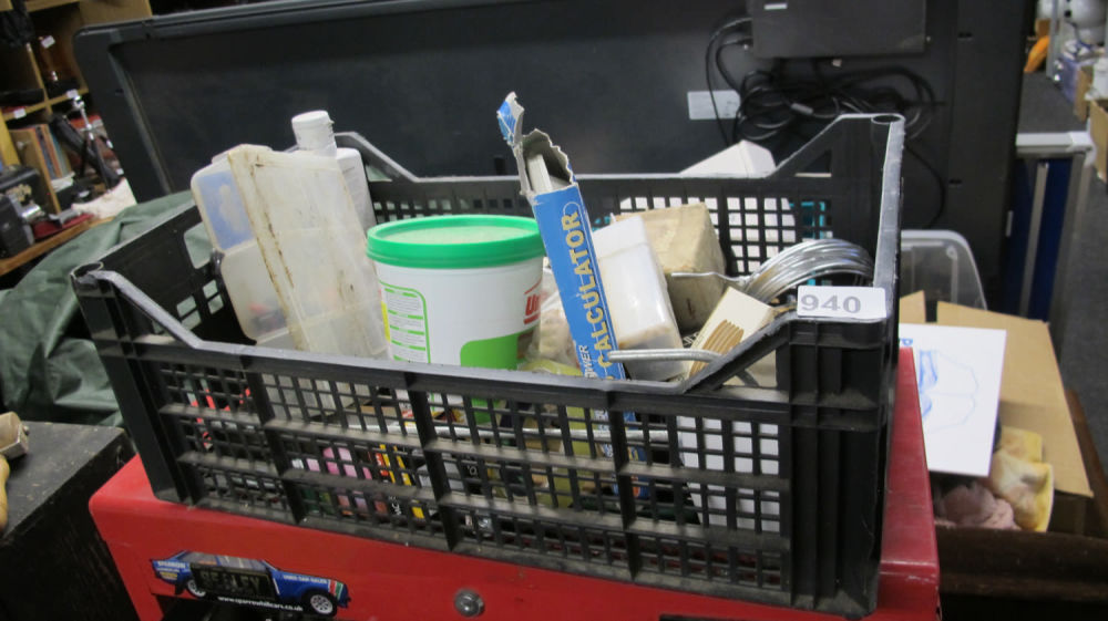 Lot 940: A tray of misc.