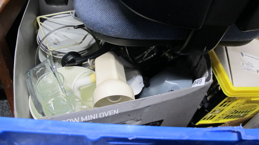 Lot 949: A box of misc.