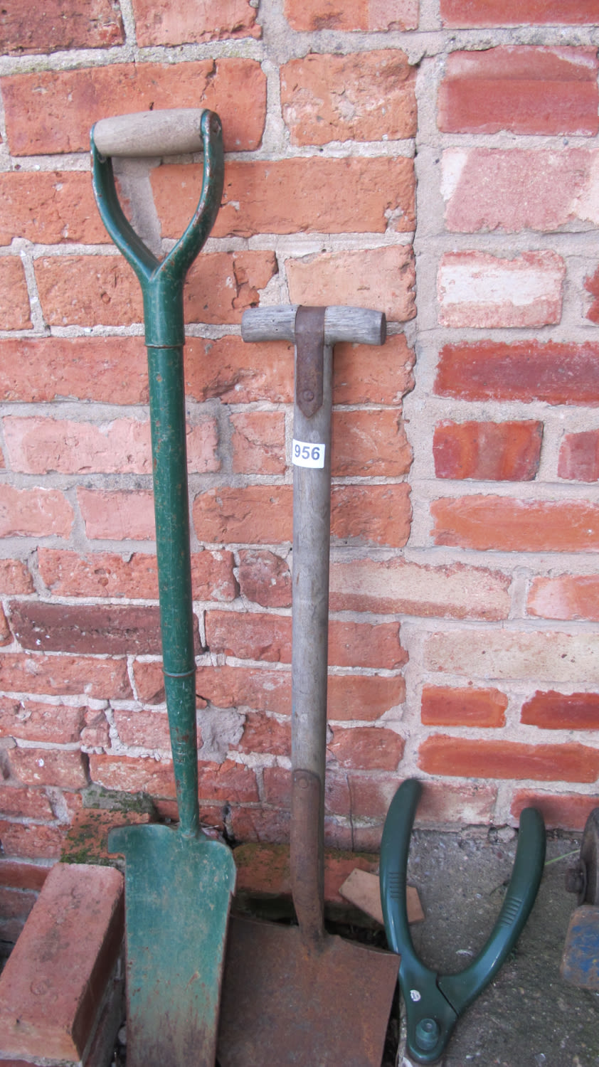 Lot 956: Garden tools