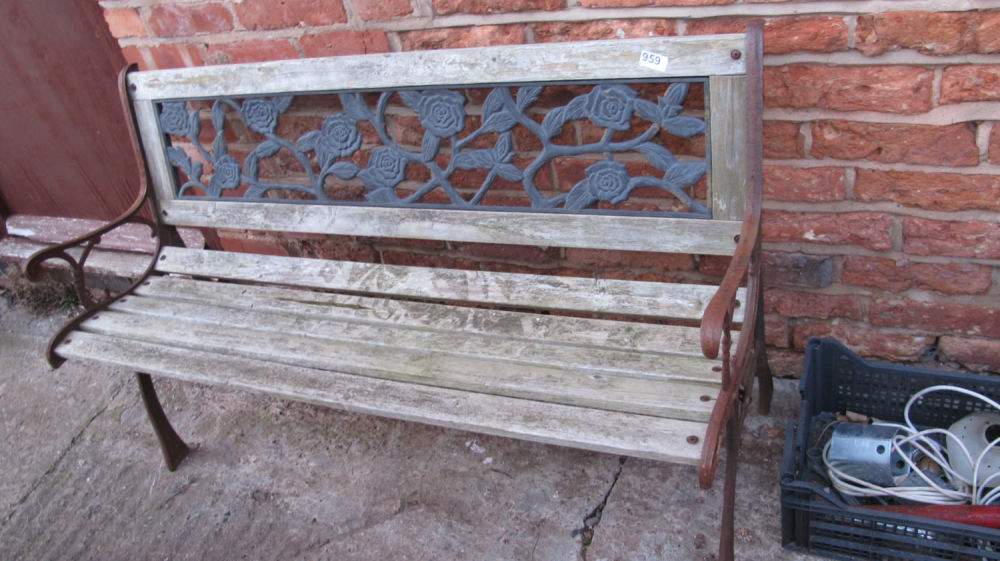 Lot 959: Garden bench