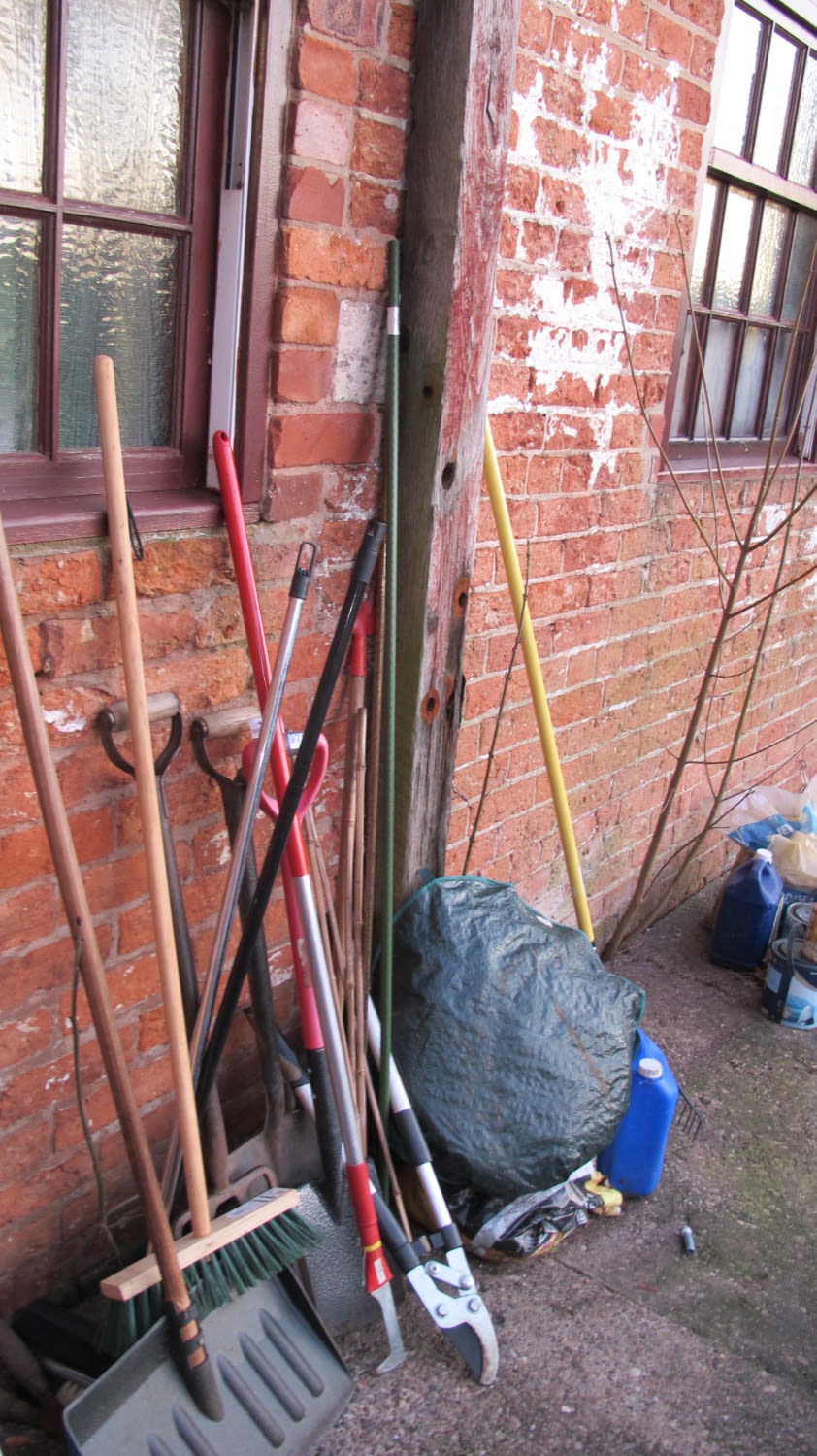 Lot 975: Garden tools