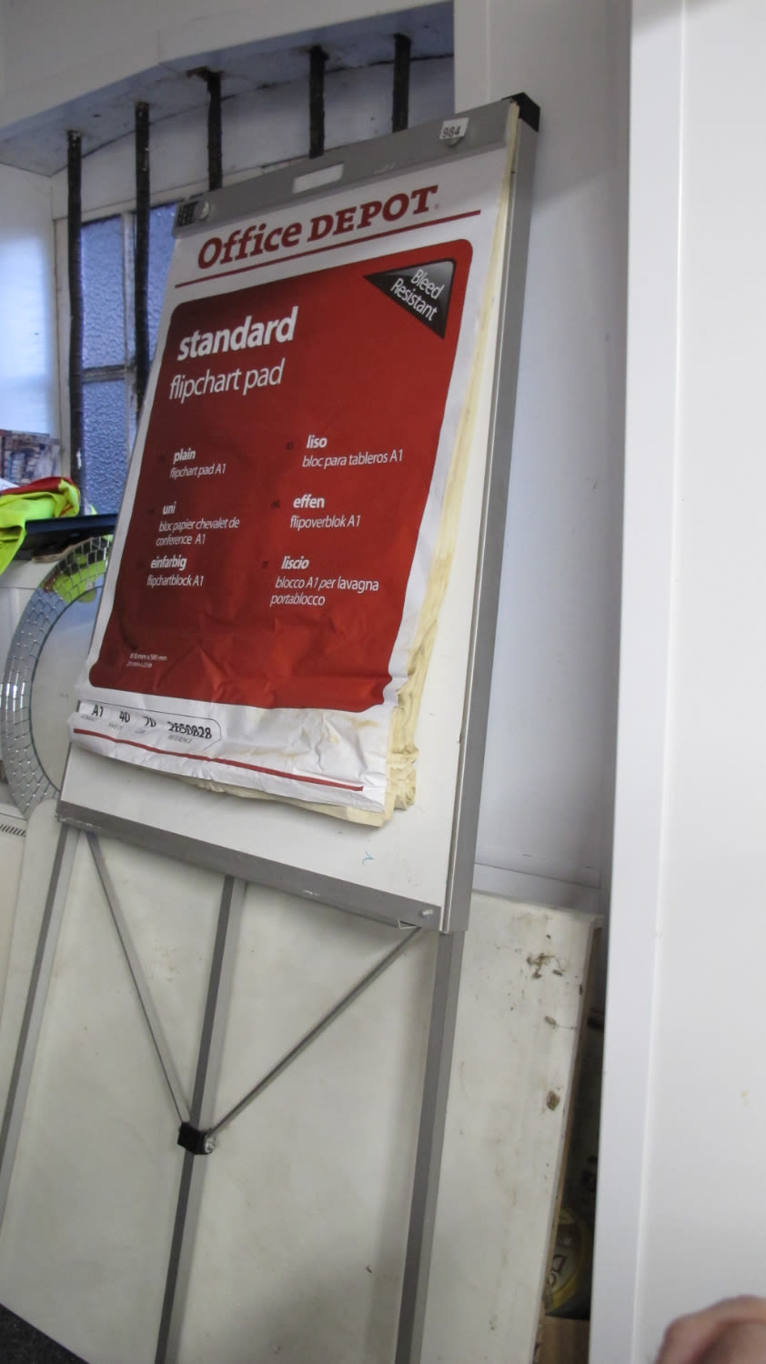 Lot 984: Flip chart and board