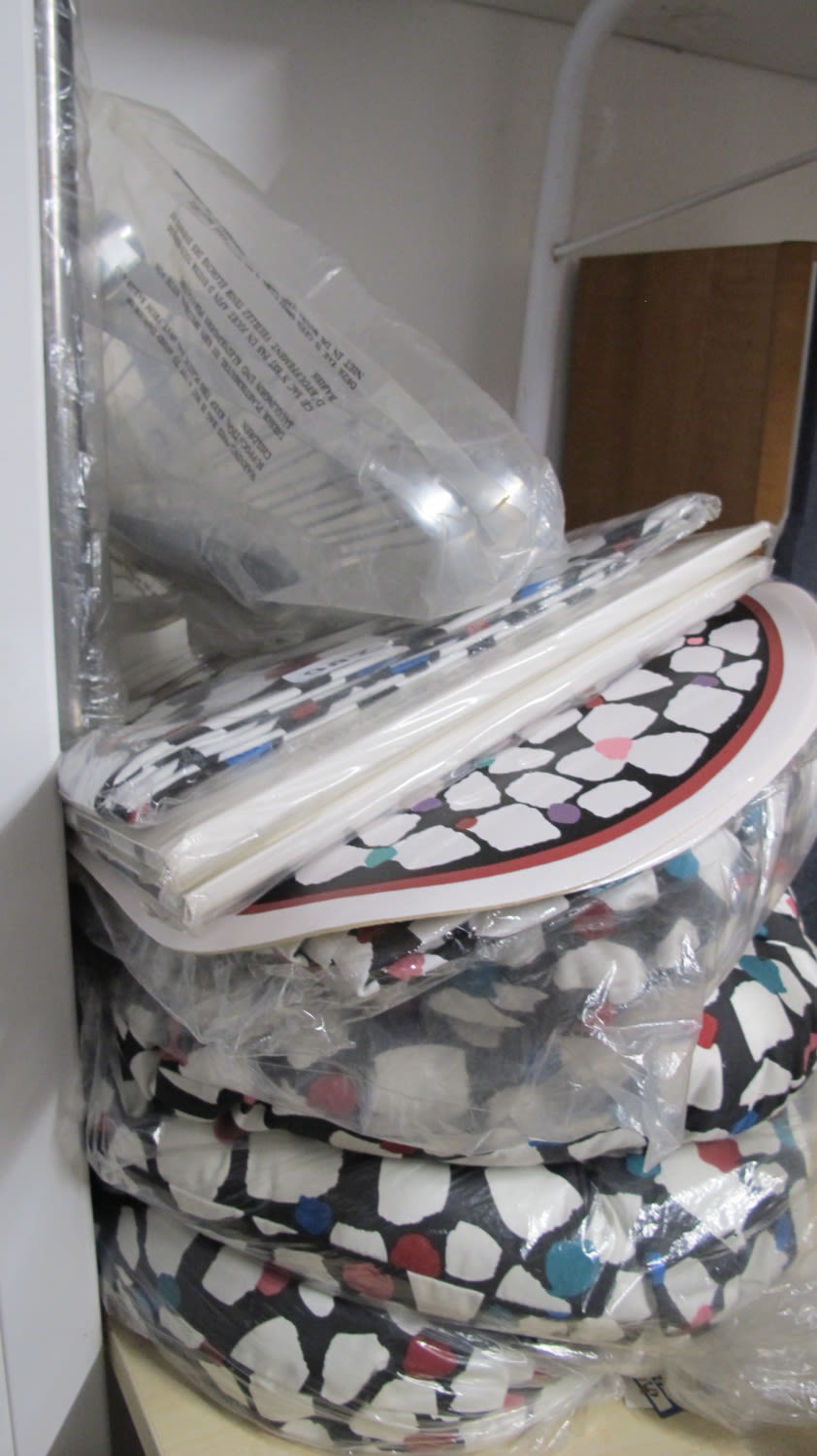 Lot 987: Cushions etc?