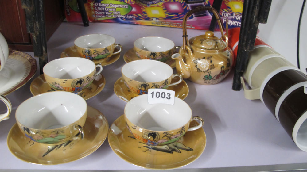 Lot 1003: Japanese tea set