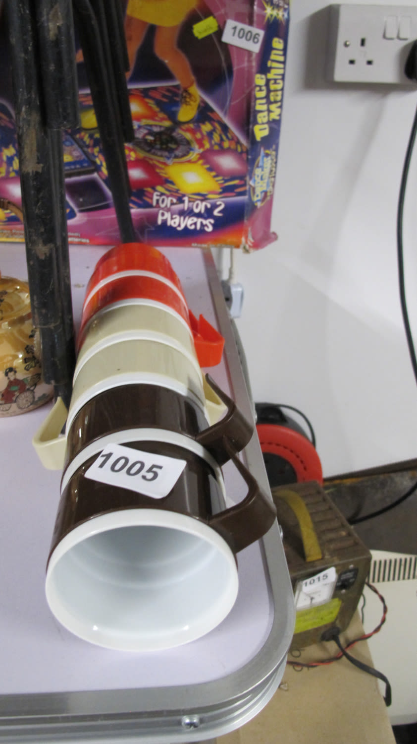 Lot 1005: stackable picnic cups