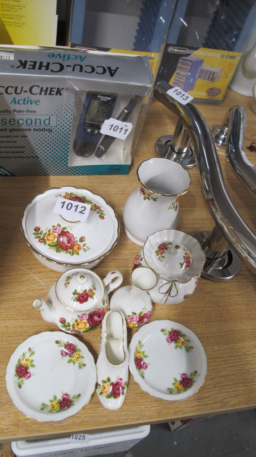Lot 1012: Old country rose pattern items