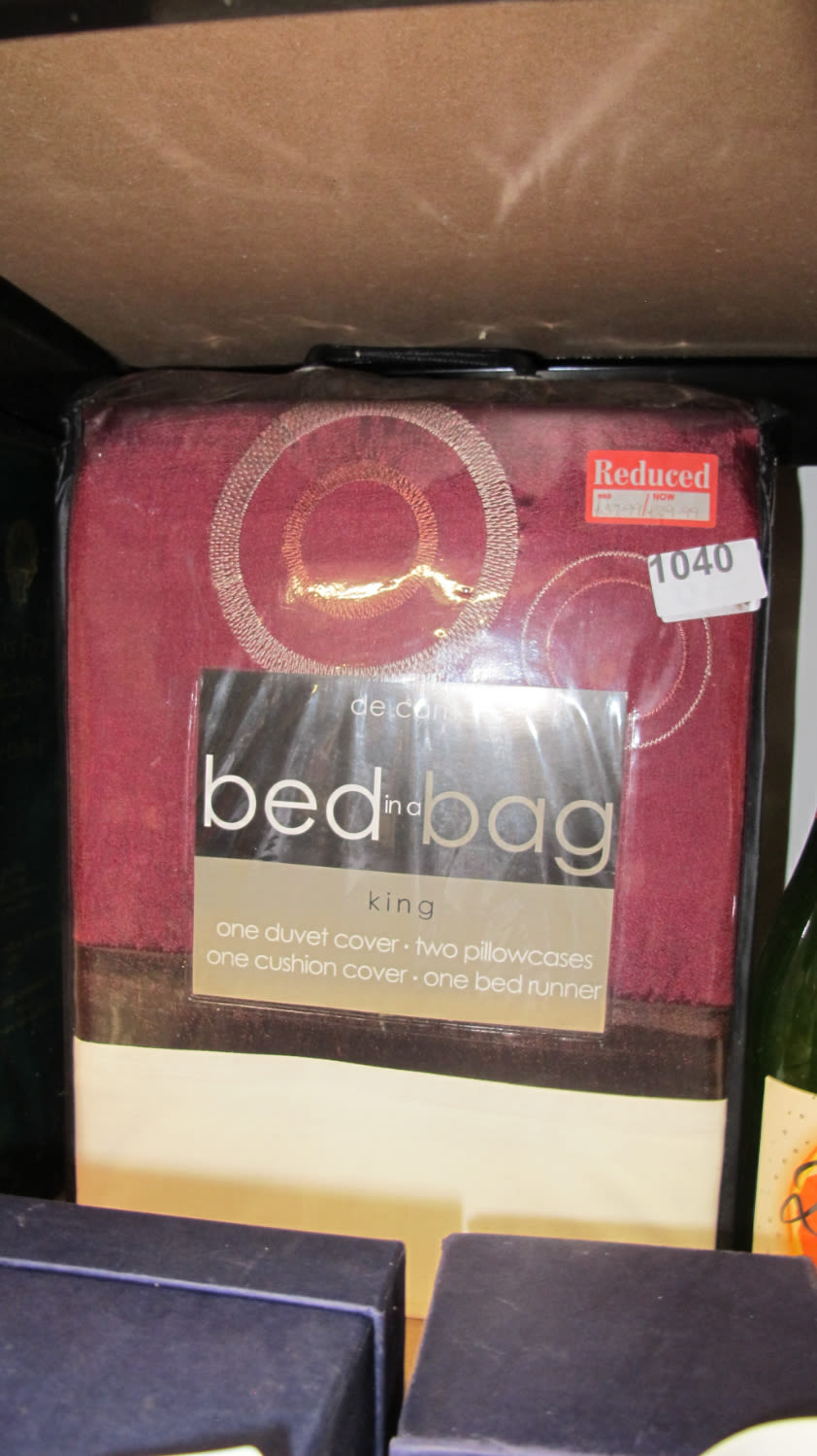 Lot 1040: Kingsize bed set