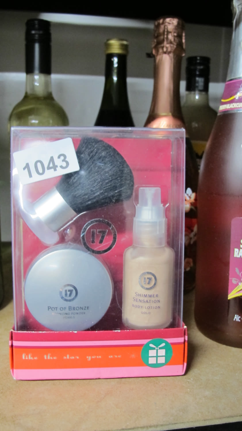 Lot 1043: No7 gift set