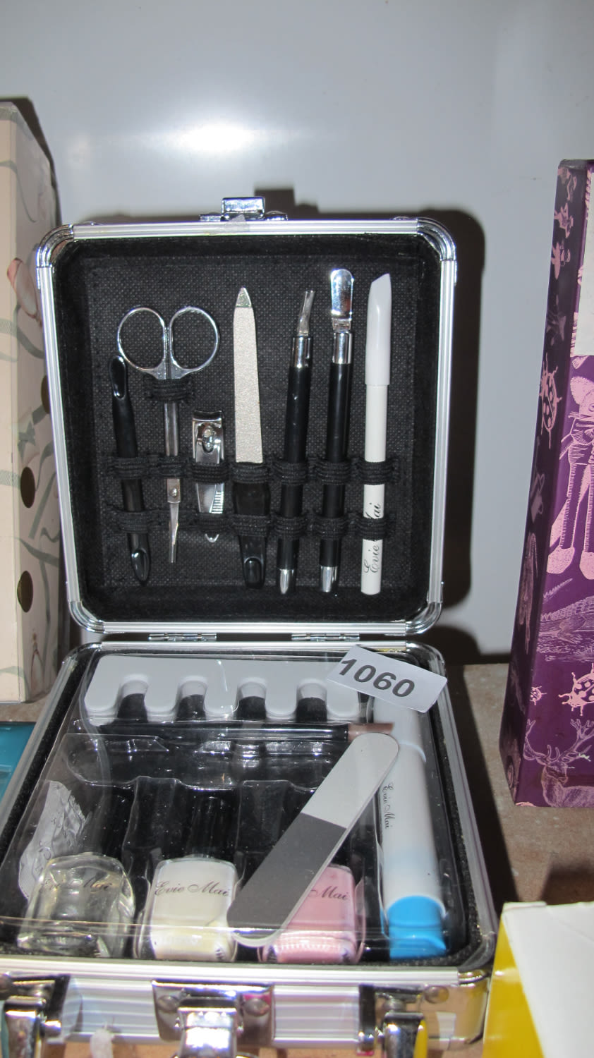 Lot 1060: French polish manicure set