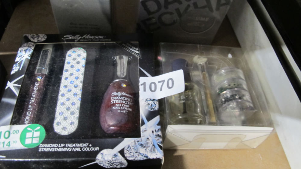 Lot 1070: Nail stuff