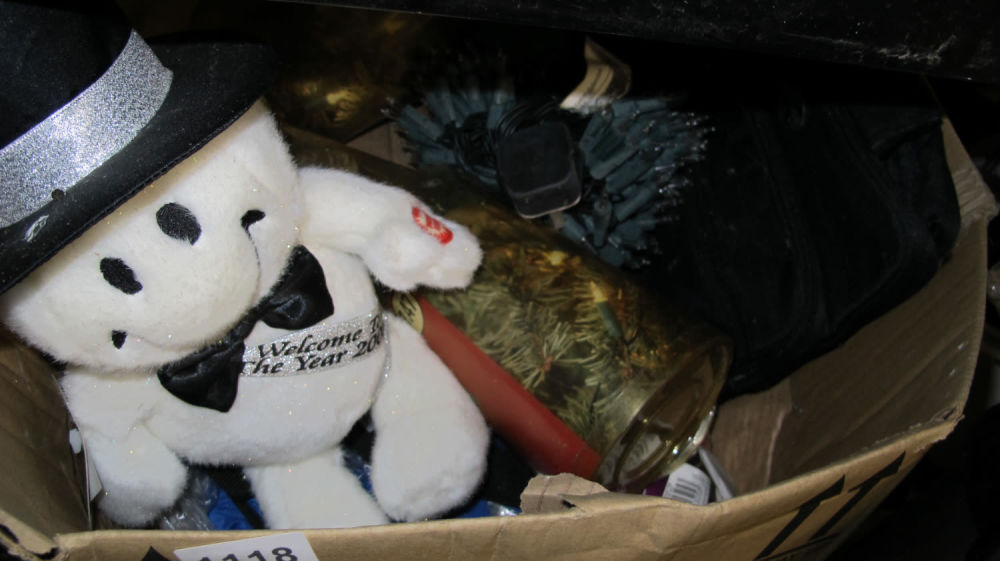 Lot 1118: Box of misc.