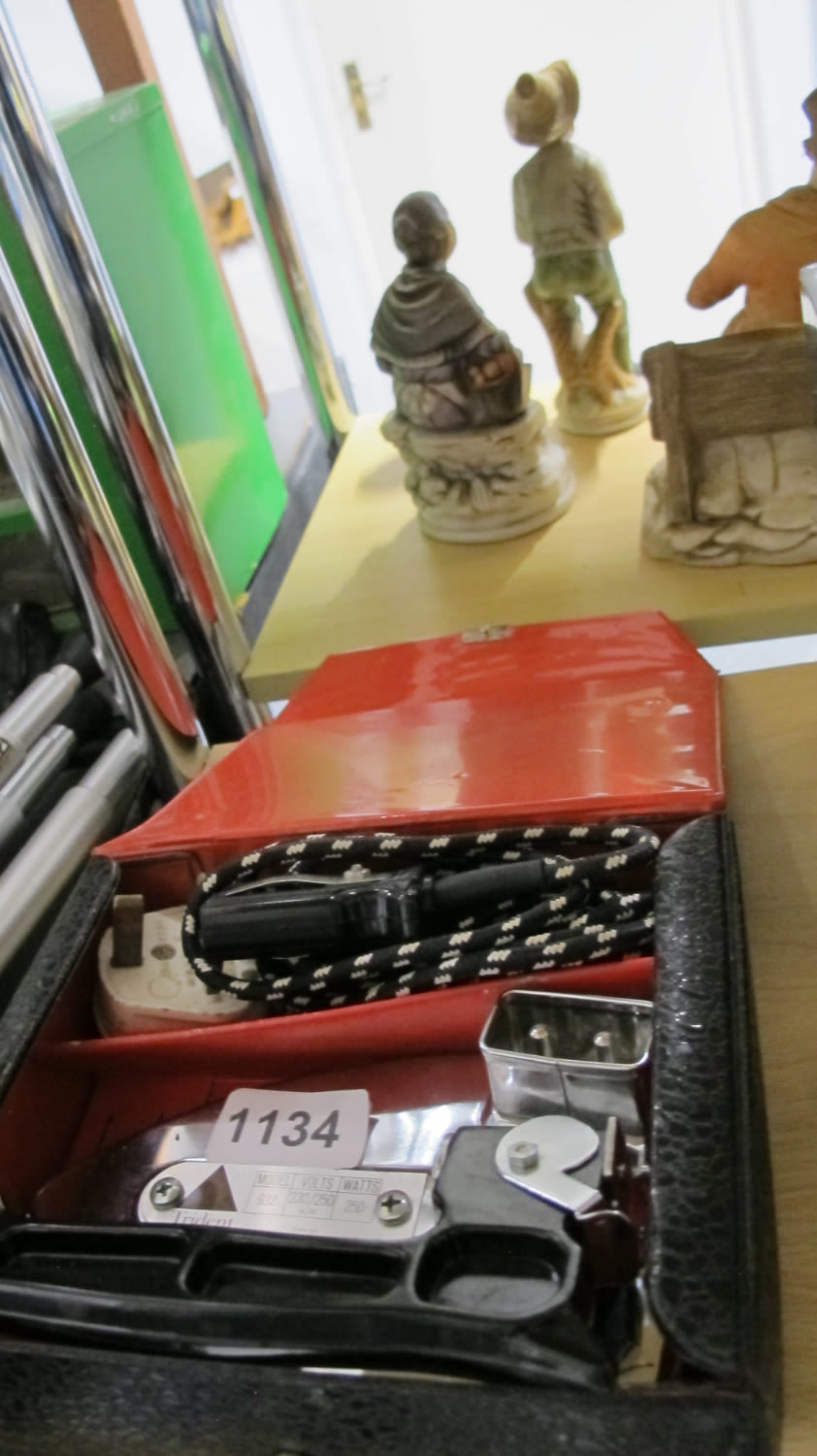 Lot 1134: Vintage travel iron