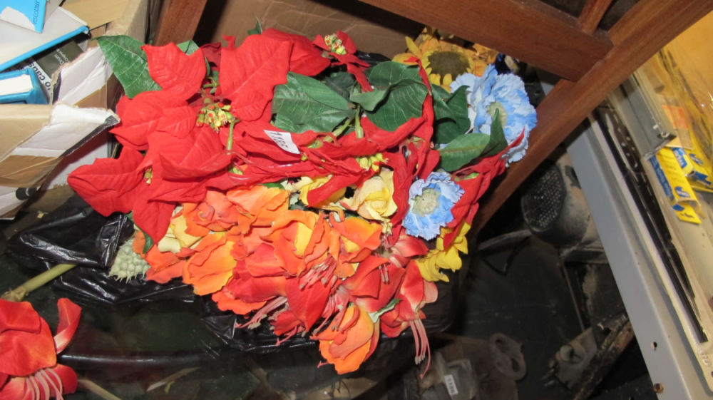 Lot 1185: ARtificial flowers