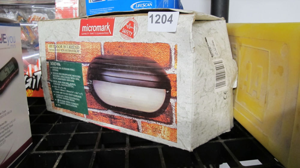 Lot 1204: Outdoor bulkhead light