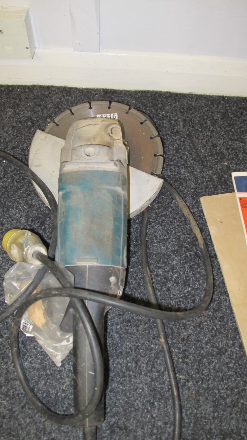 Lot 1216: Angle grinder