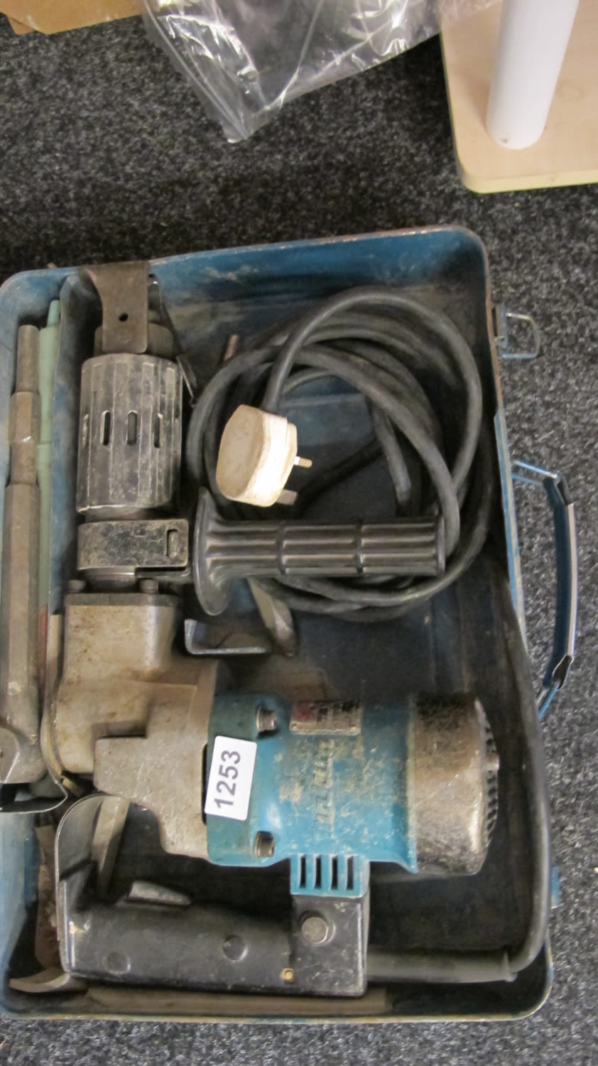 Lot 1253: Heavy duty drill
