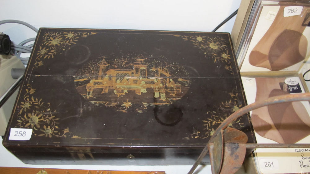 Lot 258: Large Chinese jewellery box