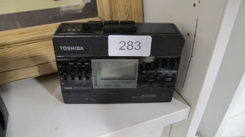 Lot 283: Toshiba radio