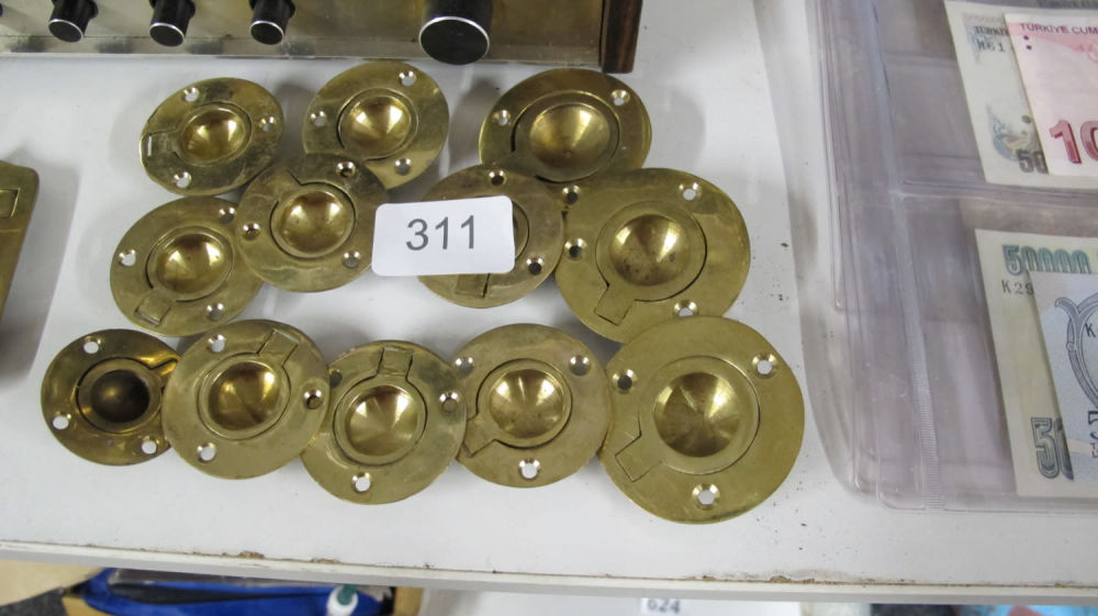 Lot 311: A quantity of antique brass handles