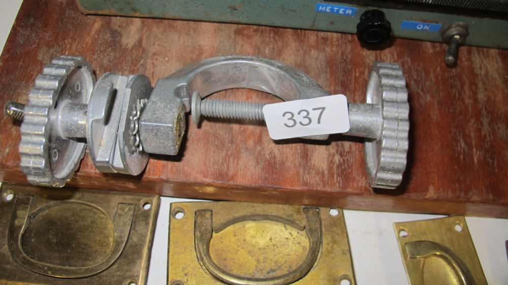 Lot 337: Reflectasol Larson flash screen clamping mount