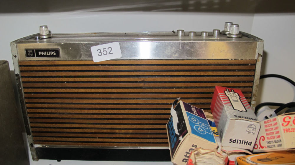Lot 352: Vintage Philips radio