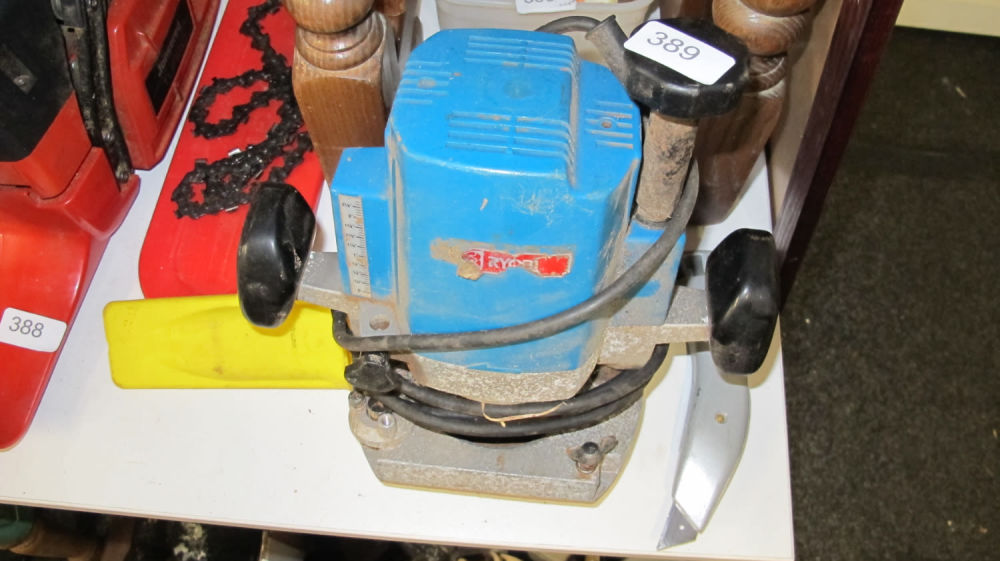 Lot 389: Router