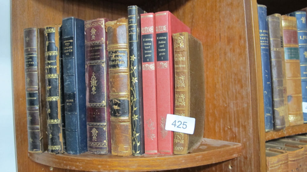 Lot 425: A quantity of books