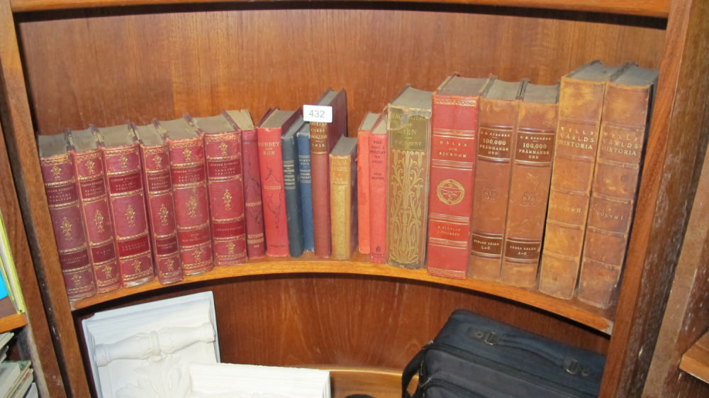 Lot 432: A quantity of books