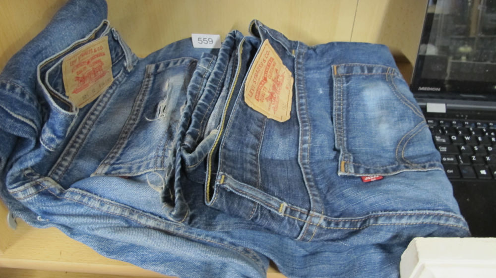 Lot 559: 2 x vintage Levi jeans Waist 36 x...
