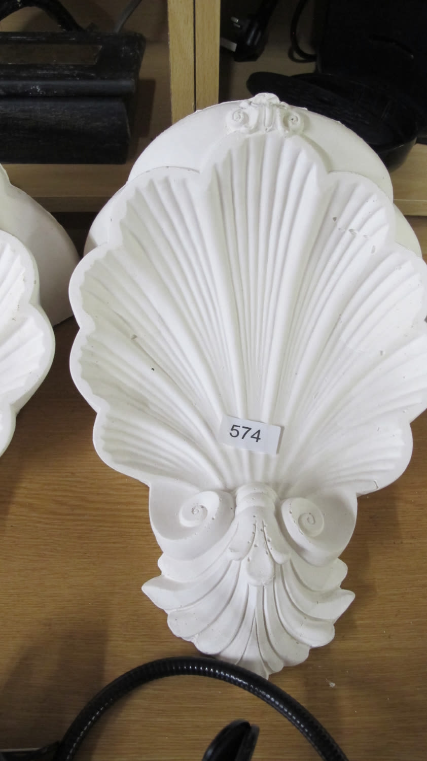 Lot 574: Decorative large plaster corbel shell moulding