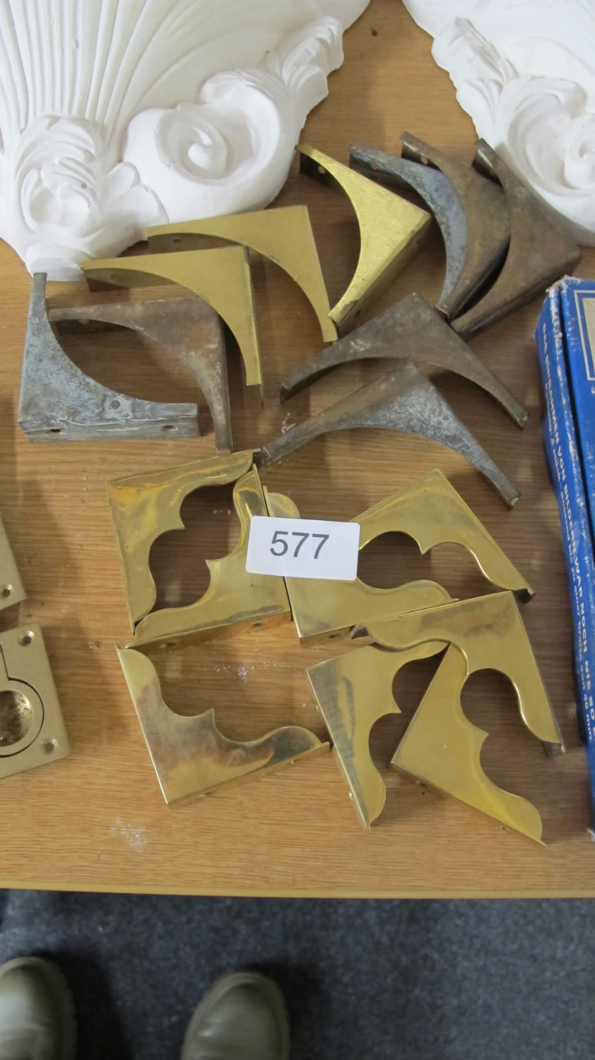Lot 577: A quantity of brass and other corner protectors
