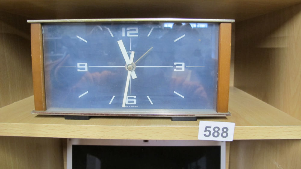 Lot 588: Retro mantle clock