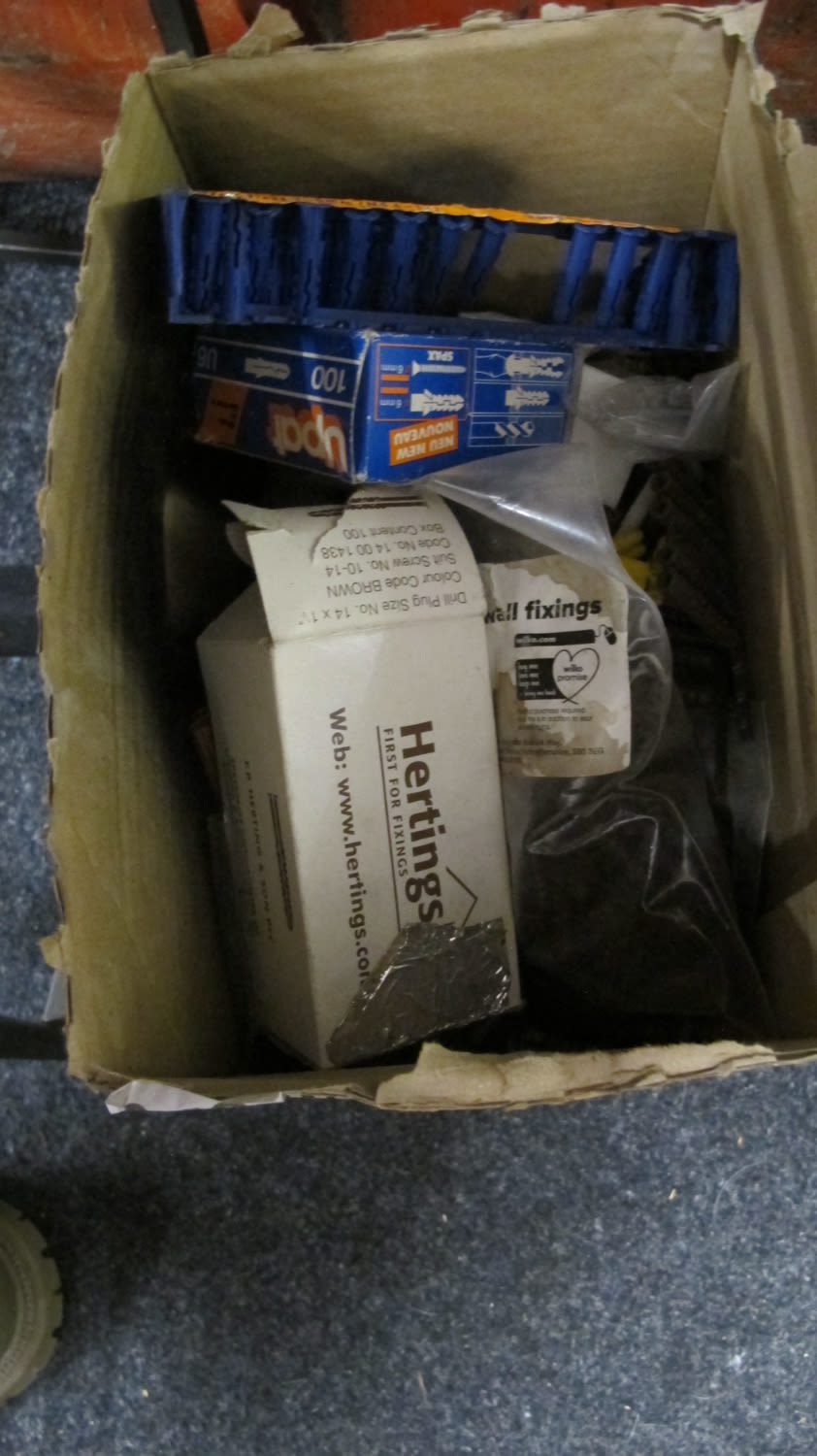 Lot 672: Box of misc