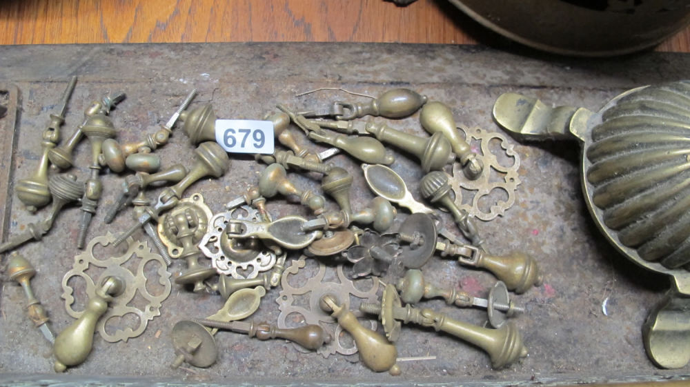Lot 679: A quantity of antique brass handles