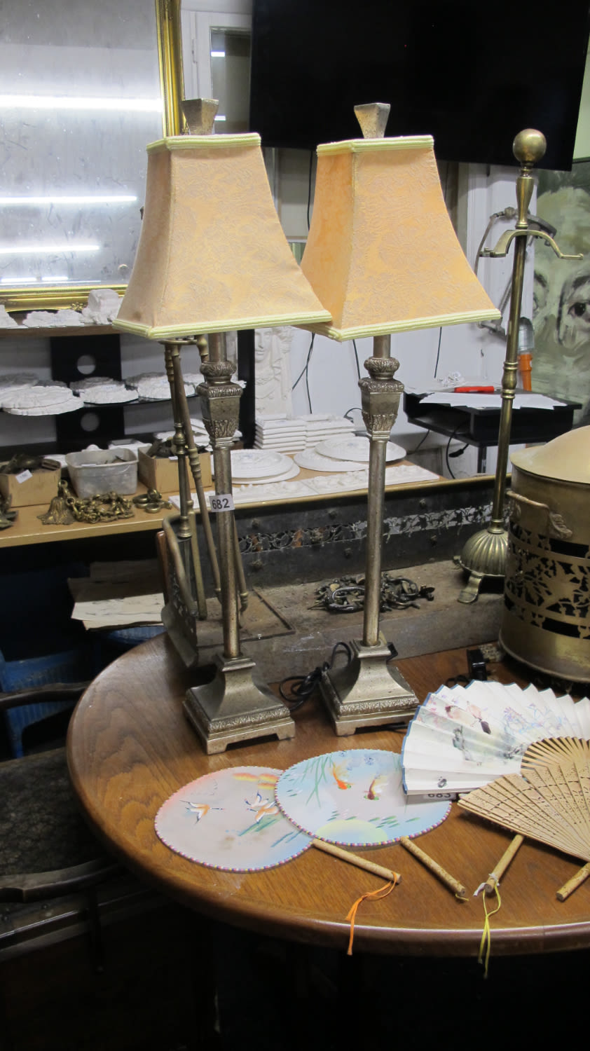 Lot 682: A pair of table lamps