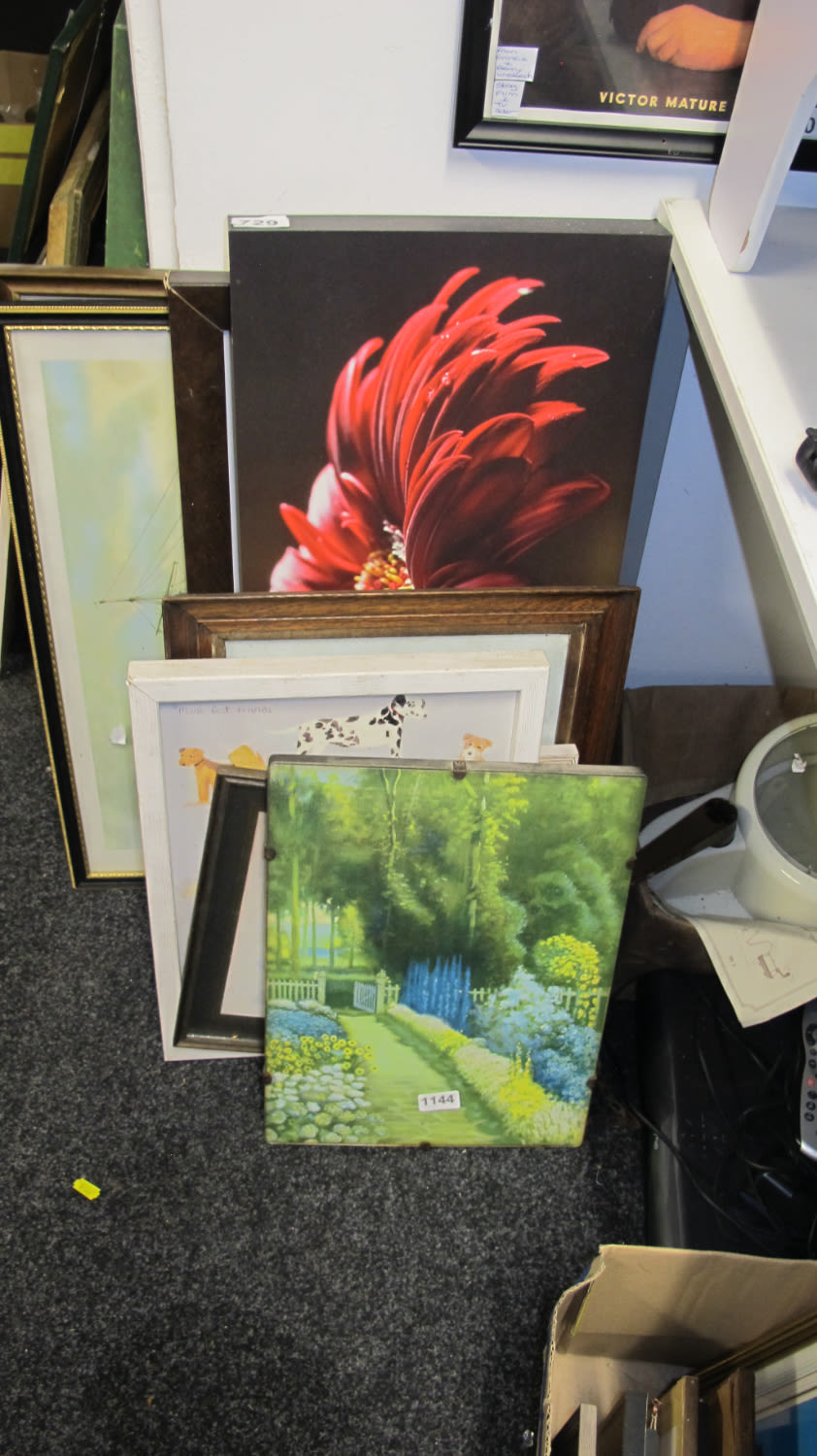 Lot 729: A quantity of pictures
