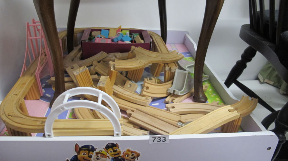 Lot 733: Paw patrol play table