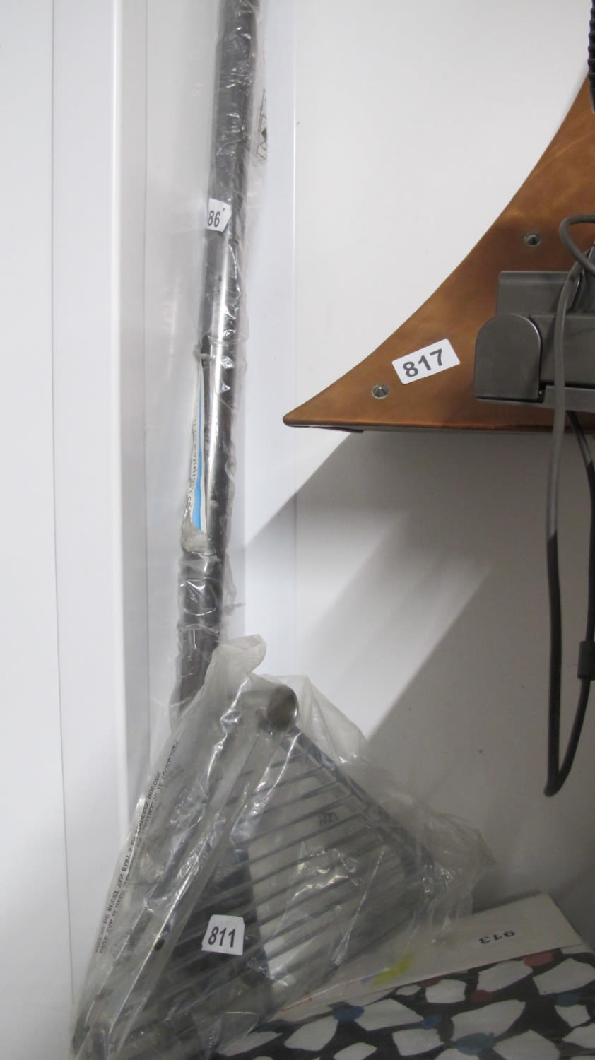 Lot 811: Curtain pole
