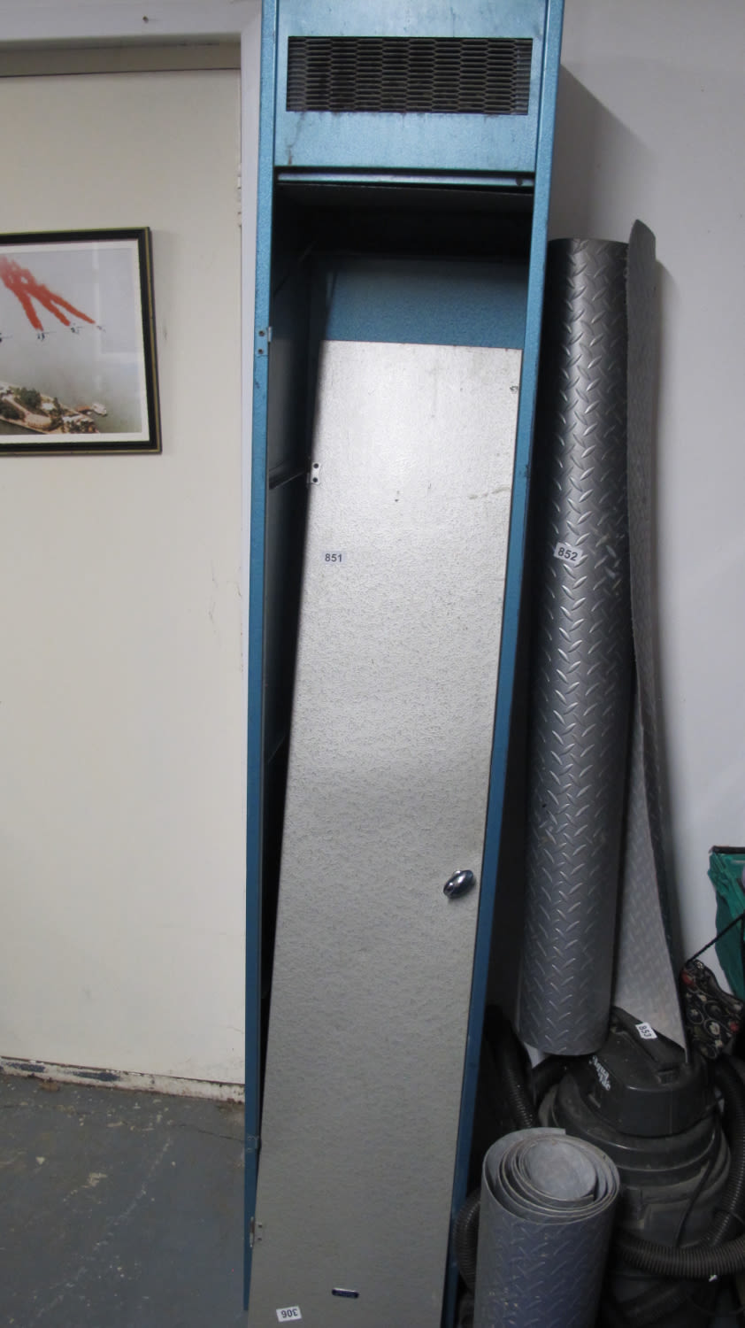Lot 851: drying cabinet ideal for growers