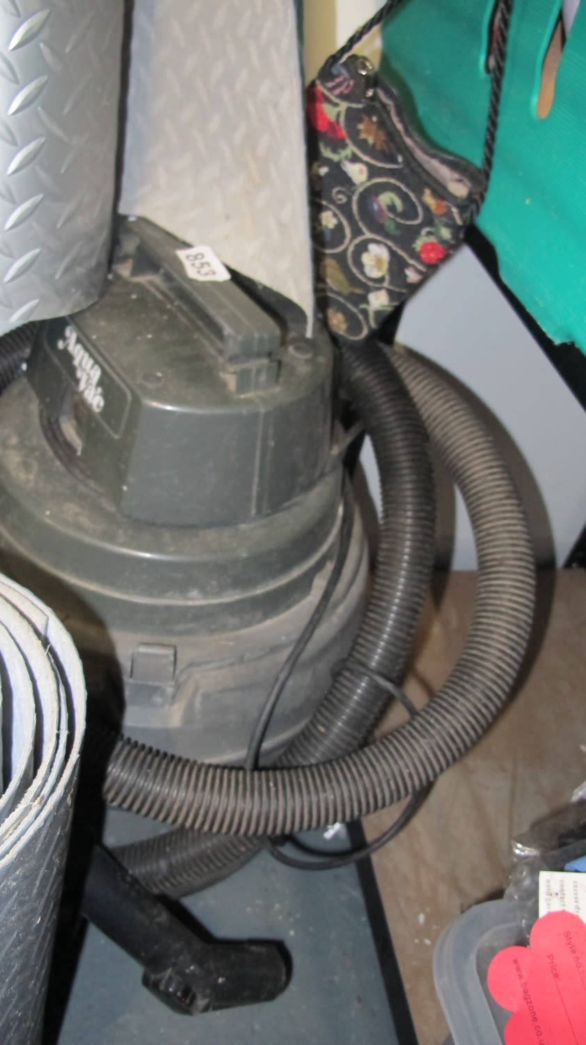 Lot 853: Aqua vac