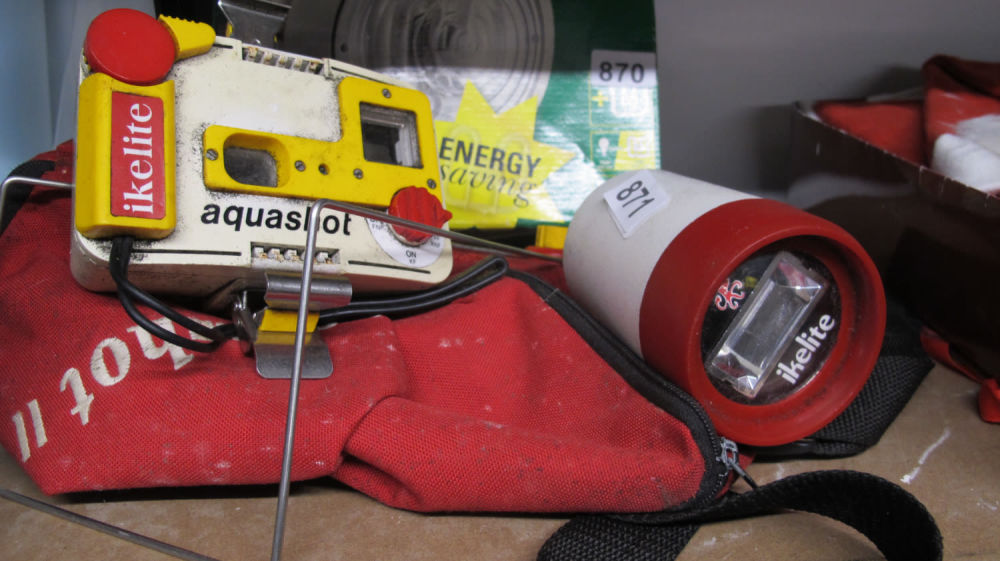 Lot 871: Underwater camera kit