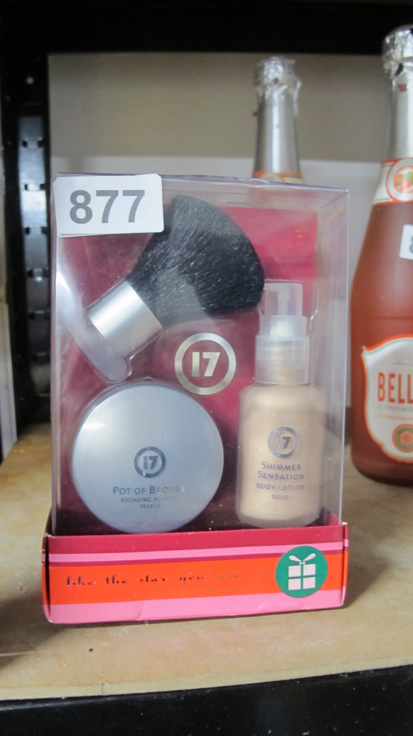 Lot 877: 17 make-up set
