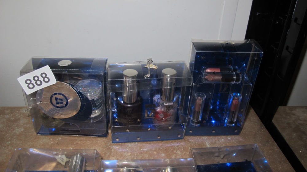Lot 888: 17 make-up gift sets