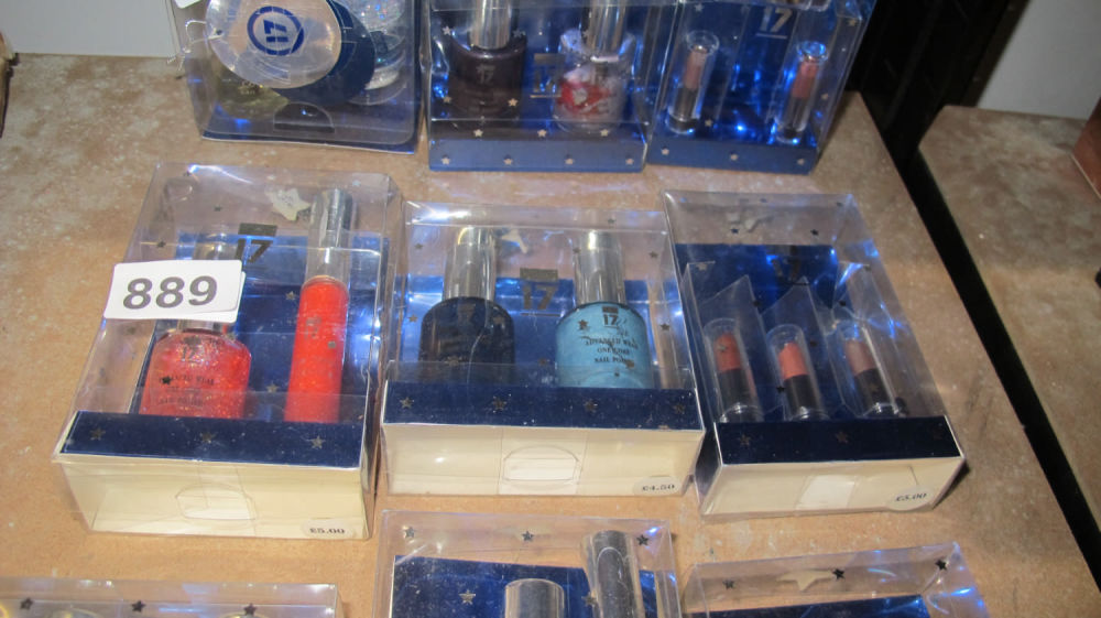 Lot 889: 17 make-up gift sets
