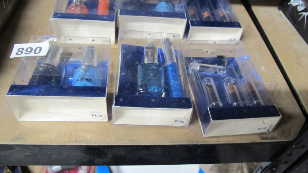 Lot 890: 17 make-up gift sets