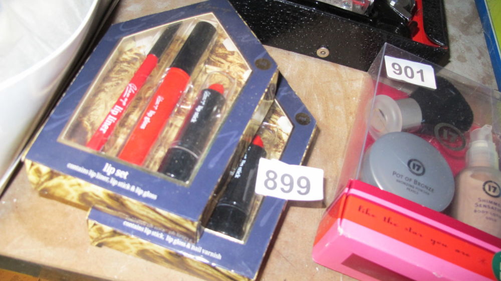 Lot 899: Make-up gift sets
