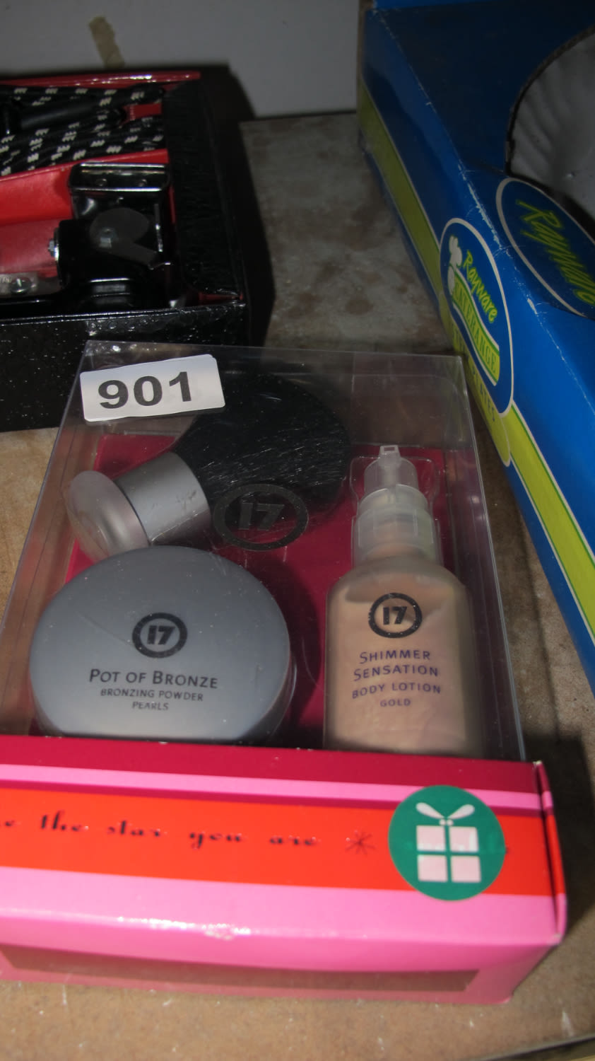 Lot 901: 17 make-up gift set