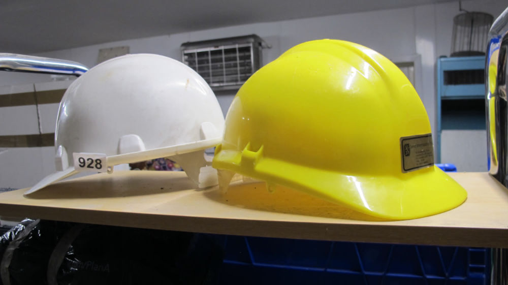 Lot 928: Hard hats