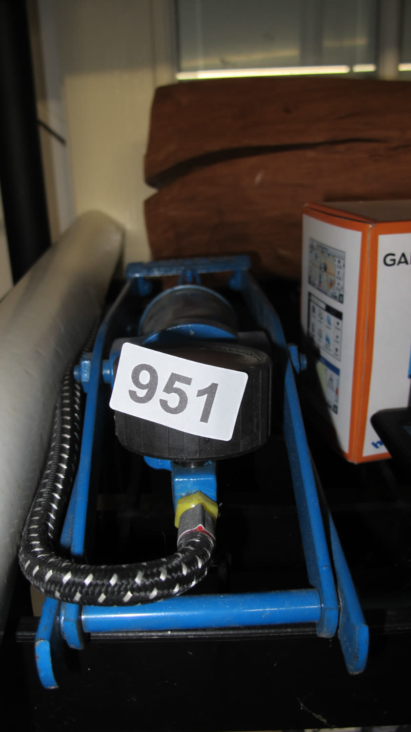 Lot 951: Foot pump