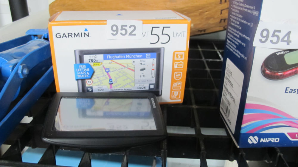 Lot 952: Garmin sat nav